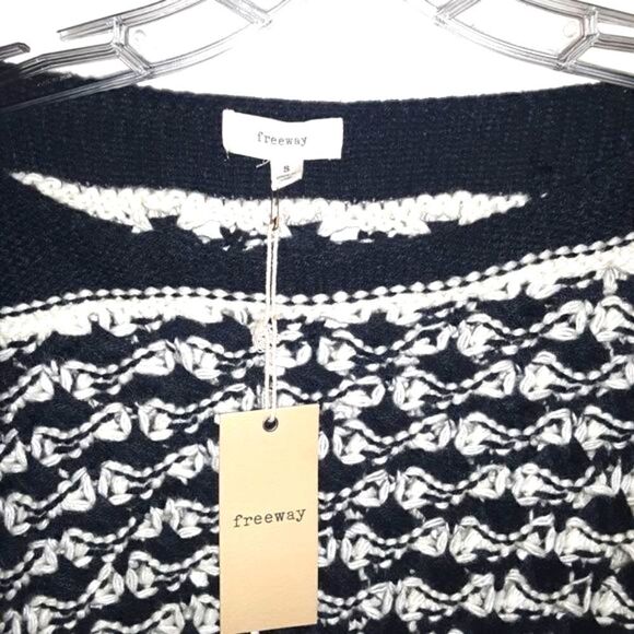 Freeway NWT Navy & White Knit Sweater Top Size Small - Picture 2 of 5